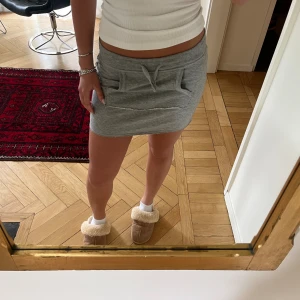 Mjukis mini kjol - Mini kjol i mjukis material från Replay. Uppskattar storlek till xs/s. Ena metal grejen på ett snöre är borta.