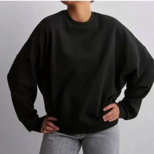 Sweatshirt ⭐️💘 - Svart sweatshirt ifrån pull and bear💞🌸