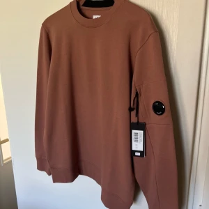 C.P. Company tröja - Köptes second hand men sen så var den för stor, enbart prövad. Lappar och plast på lilla knappen är kvar.  Kollad via cp companys sida om den är äkta. Kostade 2295kr ny, pris kan självklart diskuteras.