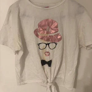 T-shirt  - Säljer denna t-shirten då jag inte använder den längre 💗Står 12/13 men får plats på mig som har storlek M!  Har för mig att fläcken inte går bort 🥲(välj ett pris och kontakta så jag kan sänka den!)
