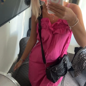 Klänning! - Superfin klänning helt oanvänd! Passar bra till midsommar eller som en vanlig sommar klänning 💕💕 eleganta detaljer vid bröstet och tunna band! Skriv privat för fler bilder eller funderingar 🌸🌸