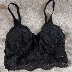 Bralette  - Svart spets bralette från Bella Bloom 