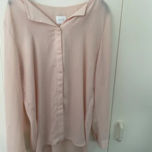 Tröja från vila S - Fin tröja från Vila aldrig använd så den är i ett bra skick storlek S💕 Köparen står för frakten 