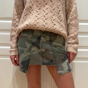 Miniskirt kamouflage - Säljer denna jeanskjol i kamouflage mönster från Subdued, storlek s💕