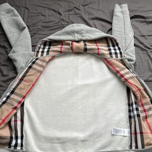 Burberry hoodie - Säljer min fina burberry hoodie då jag inte använder den längre, storlek M 