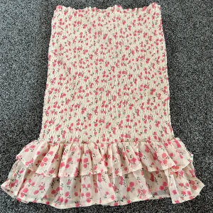 Blommig kjol  - Säljer min blommiga kjol som har blivit för liten. Skriv för fler bilder 💕