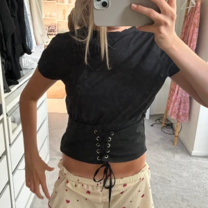 Topp med snörning  - Köptes second hand. Har bara använts 1 gång