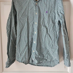 Skjorta Ralph Lauren - Skjorta från Ralph Lauren Storlek: S Modell: Slim fit  Material: 100% Bomull