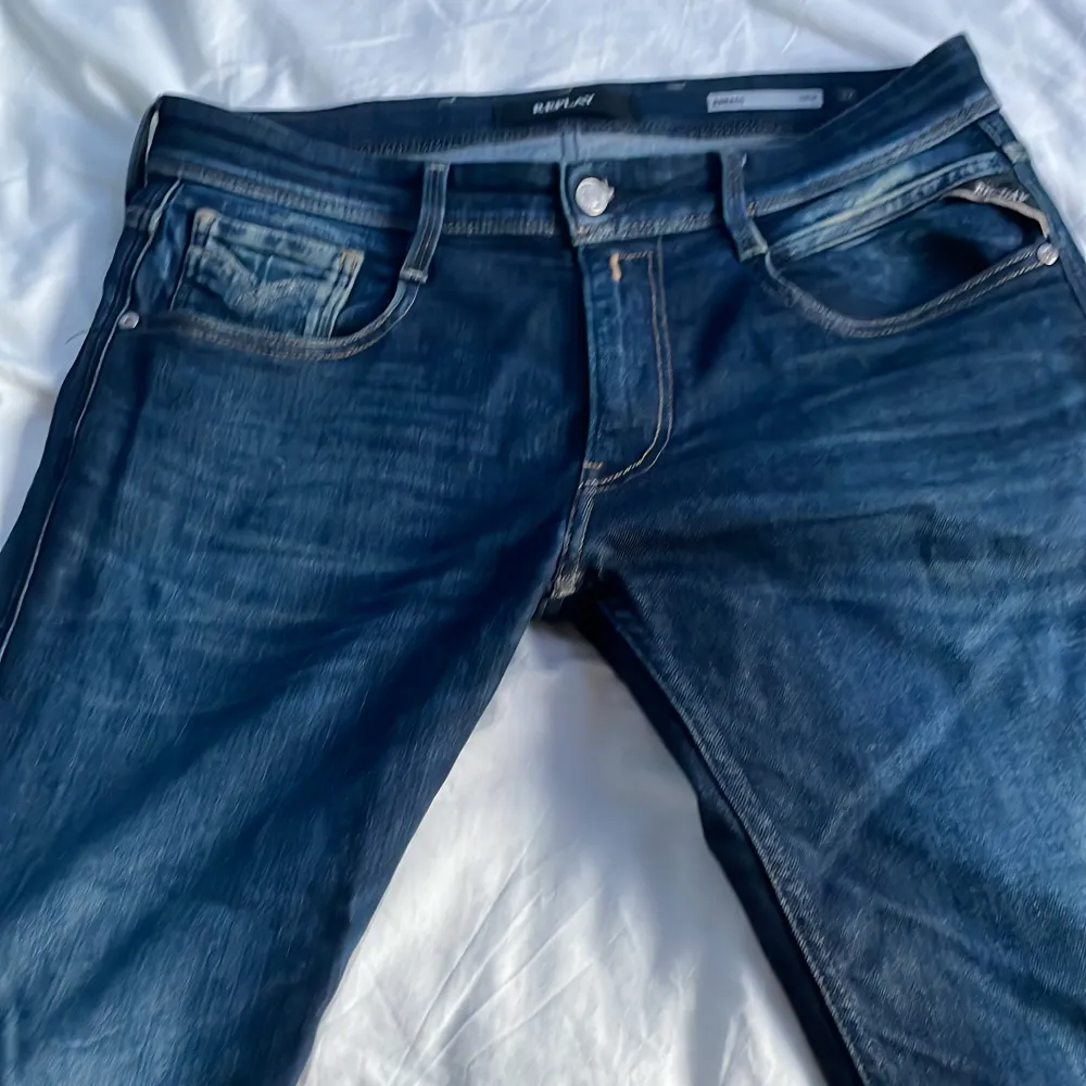 Replay anbass slim fit. Skick 9/10 riktigt sköna byxor säljer för dom är lite stora för mig andvända kanske 5-7 gånger inga fläckar ingenting. Nypris 1659kr.. Jeans & Byxor.