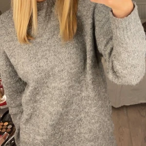 stickad tröja  - säljer min stickade tröja från lager 157 nopprig men det syns inte mycket🩷