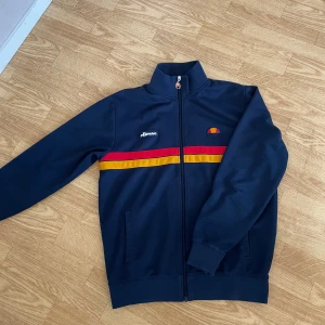 Ellesse Sweatshirt/Tröja - Hej! Säljer min jätte fina Ellesse Sweatjacka/Tröja. Den är i storlek Medium men passar även för dem som har L. Jätte skön tröja som du kan använda ute, tex när det är lite kallare ute en sommarkväll. I övrigt väldigt fräsh, inga skador etc.
