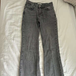 Jeans  - Jeans ifrån Gina tricot. Dom är i storlek xs och är knappt använda. Dom är väldigt bra skick. Skriv för mer frågor😊