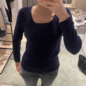 Blå tröja  - Snygg och basic marinblå stickad tröja! Nästan aldrig använd🩷 En pytteliten defekt finns då lappen håller på att lossna annars är den i perfekt skick