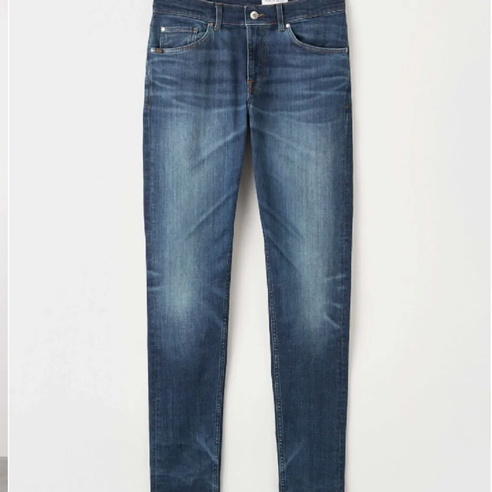 Helt nya Tiger of sweden jeans i modellen ”Evolve”. Säljer dessa år min kille som har använt jeansen ett fåtal gånger. Nypris 1499. Skriv för fler bilder. Jeans & Byxor.