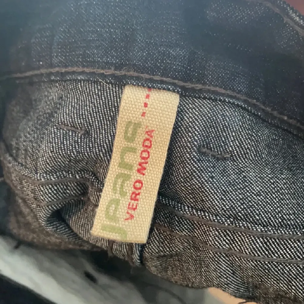 Så sjukt snygga lågmidjade raka jeans från Vero Moda. Lite tajta runt låren på mig men väldigt snygga. Använda en del men bra skick fortfarande. . Jeans & Byxor.