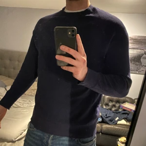 Stickad tröja - En riktigt skön finstickad tröja säljs då jag rensar garderoben, köpt på zara Skriv för fler frågor eller liknande!👊🏼