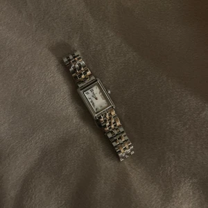 Mockberg klocka - Säljer min silvriga mockberg klocka. Köpt i Stockholm för 1 600kr, men jag säljer för 1 000kr. Skriv för fler frågor!