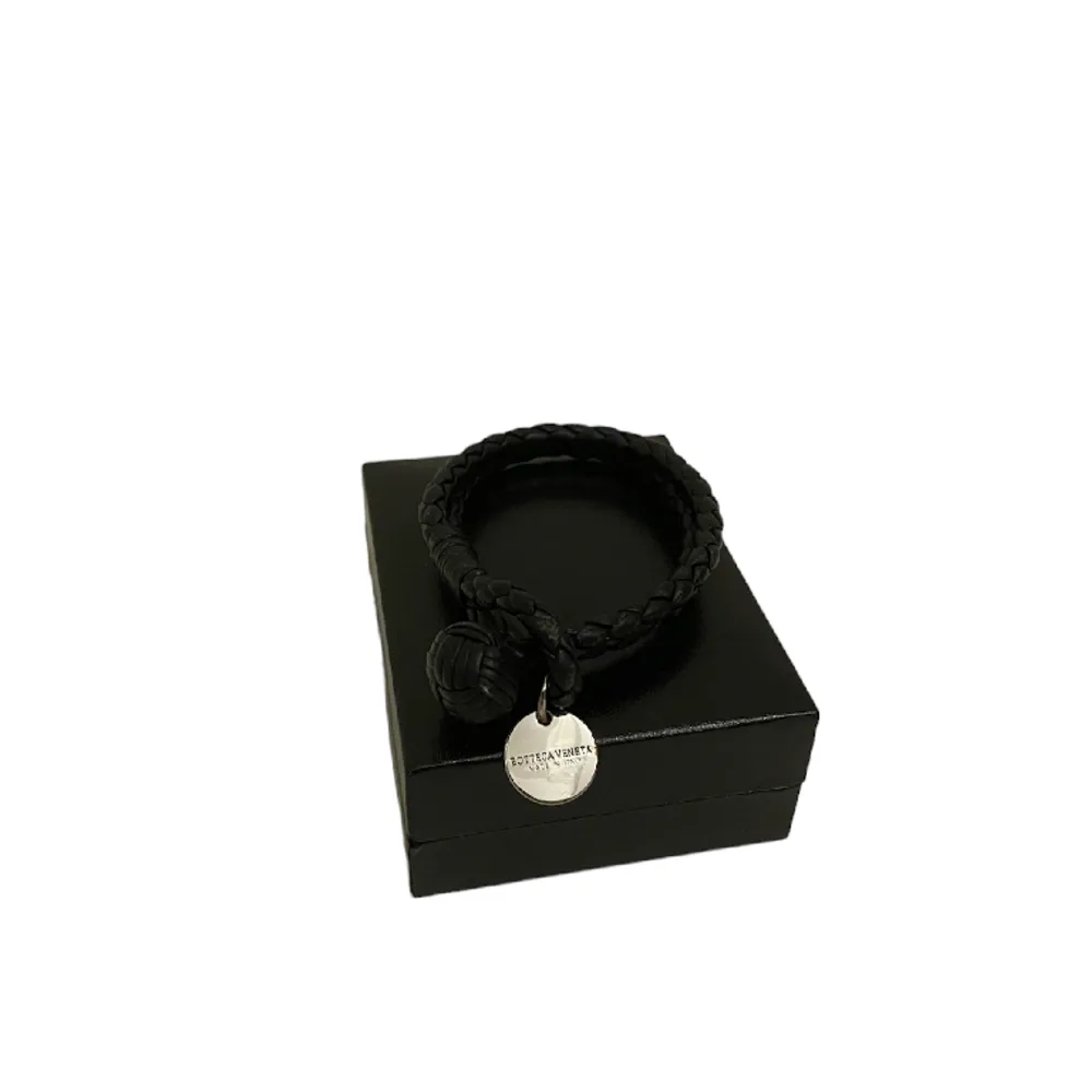 Ett mycket fint armband från märket Bottega Veneta. Armbandet är i svart flätat läder. Nypriset ligger på över 5000 kr, därav är detta ett kap! Omkrets ca 17 cm. . Accessoarer.