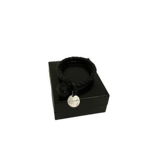 Ett mycket fint armband från märket Bottega Veneta. Armbandet är i svart flätat läder. Nypriset ligger på över 5000 kr, därav är detta ett kap! Omkrets ca 17 cm. 