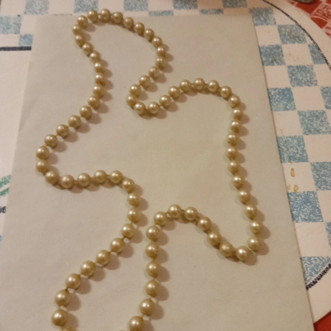 Pärlhalsband med vita glansiga pärlor . - 90