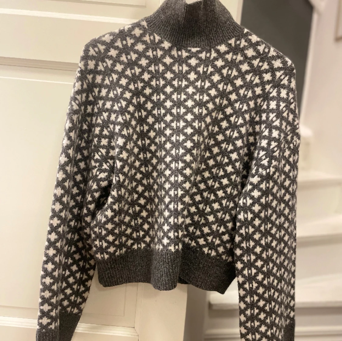 Stickad tröja, mönstrad