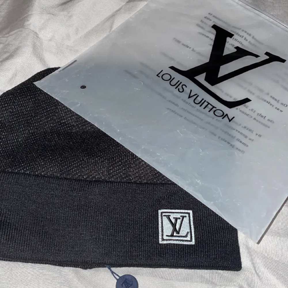 Tjena! Helt ny Louis Vuitton mössa Louis Vuitton mössa 1:1 kopia, bra kvalitet, aldrig använd, pris går att diskutera.  Fraktar ✅. Accessoarer.