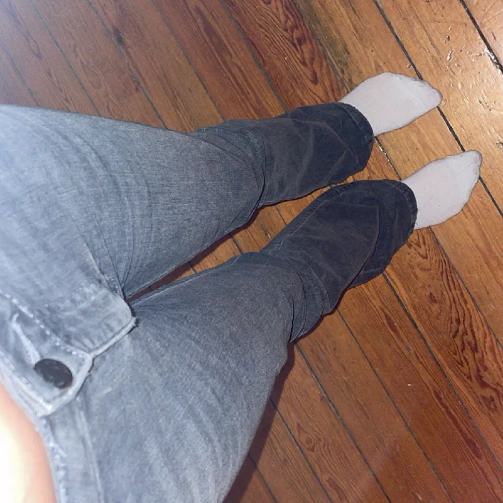 Gråa bootcut jeans, använda men bra skickt!💞. Jeans & Byxor.