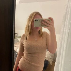 Fin tröja - Super fin tröja från H&M i en körsbär/rosa/beige jätte fin färg! Ribbad och tajt tycker den är perfekt för någon som gillar att ha urringat men inte visa för mycket!💓 använde aldrig då jag tyckte färgen smälte in i min hud för mycket💓