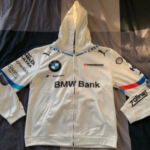 Kofta BMW  - En BMW kofta i god skick, med en riktig cool kedja. Storlek L/XL 💙❤️🤍