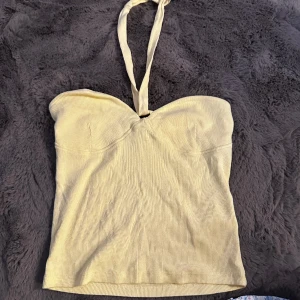 gina tricot halter neck topp! - jätte gullig gul halter topp till sommaren i storlek xs. har använts ca 1-2 gånger💕