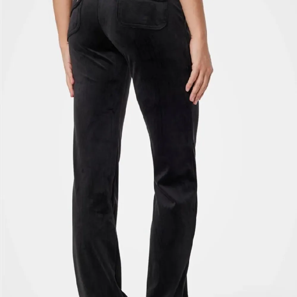 Svarta juicy byxor i storlek S. Byxorna är använda hyfsat mycket, ena fickan fram gick sömmen sönder på men är nu lagad. . Jeans & Byxor.