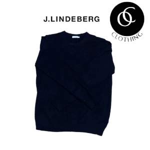 Här säljer vi en riktigt skön stickad tröja i 100% merinoull från J.Lindeberg. Tröjans skick är 9/10 och storleken är XL men sitter mer som en storlek L. Modellen på bilden är 180 cm och väger 77 kg. 