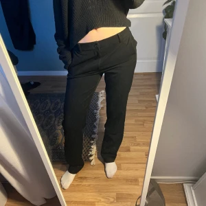 Mid rise kostymbyxor - Straight leg kostymbyxor från märket only tror jag (lappen är bortklippt). Jag är 175 cm och har vanligtvis S/M och de sitter perfekt. Säljer då de tyvärr inte kommer till användning💕