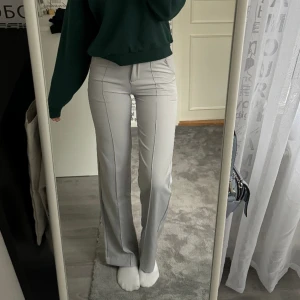 Kostymbyxor - Så fina o sköna kostymbyxor från madlady! Säljer då jag inte gillar grått så mycket!! Stlk 34 tall