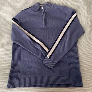Assnygg stickad tröja från märket Explorer. Den är generellt i bra skick förutom små fläckar (se bild 2). Pris kan diskuteras!