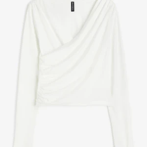 Omlottopp  - Säljer denna fina omlottopp som är köpt från H&M. Använde endast en gång, köpte för en vecka sen. Storlek xs.