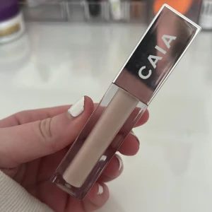 Caia Concealer  - En Caia concealer i färgen 1N. Det är 98% kvar i den då jag bara har testat den men den är tyvärr lite för ljus för mig. ❤️ Jätte fint skick på den, den är som ny❤️