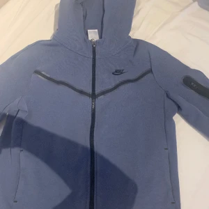 Nike tech  - Säljer ovanlig Nike tech 8/10 i betyg säljer den för att jag har växt ut den och den kommer inte till användning. Den är XL i barn storlek vilket motsvarar XS /13-14 år