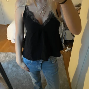Spets topp - Spets topp från zara, i storlek xs. Perfekt för middagar eller fest💞Är spets i ryggen som man knyter