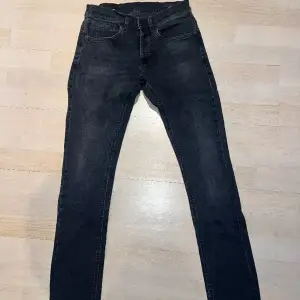 Storleken på Dondup Jeans varierar från tvätt till tvätt. På alla mina jeans står det 29 eller 30. Dom passar dig som ligger på midja ca 30. Köpta på United Fashion Göteborg. 