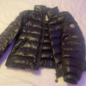 Moncler jacka  - Säljer min moncler jacka för att jag har en ny jacka nu, jag säljer dne ganska billigt eftersom att jag säljer den utan luva  ❤️den är äkta❤️