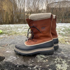 Sorel stövlar - Nästan nyskick, aldrig använda (nypris: 2000kr). De är vattentäta samt har väldigt bra grepp (kontakta för bild) o är helt enkelt för perfekta för det numera super kalla vädret!!! Kontakta för mer info!!🫶🫶