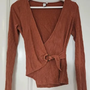 &other stories topp - Topp från & other stories i bra skick! Säljs billigt pga rensar inför att flyttar utomlands 