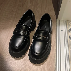 Loafers  - Säljer mina helt oanvända loafers köpta för ca 2 månader sen från nakd! Det är helt slutsålda i alla storlekar på deras hemsida men säljer dem då jag aldrig hittar ett tillfälle att använda de på💕nypris är 599! 
