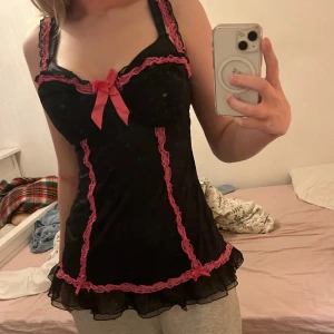 lingerie linne rosa - jättefint linne köpt på beyond retro! storlek är XL men passar 100% mindre