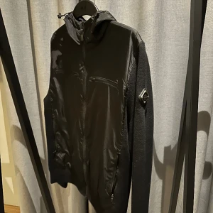 J-Lindeberg jacka. - Äkta vara. Äkta vara. Kvalite: 10av10. Ny pris: 2100 sek. Mitt pris: 600 sek. Aldrig använd. 