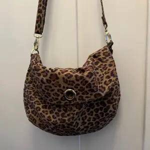 Leopardmönstrad handväska med justerbart band💖