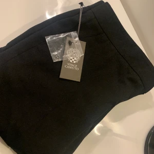 Kostym byxor, Vince Camuto - Kostymbyxorna är oanvända och i fint skick. Det är en storlek 4 vilket motsvarar ungefär en 36!❤️ De blir smalare ner till❤️ Streckkod finns på baksidan🫶🏻