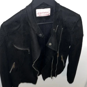 Mocka jacka  - Rätt så använd svart Mocka jacka köpt på missäy