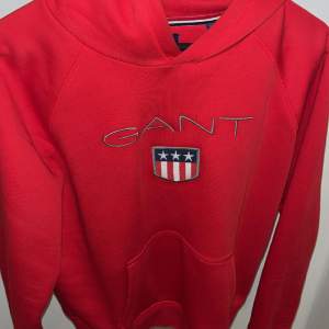 En väldigt ny och enstaka använd hoodie i utmärkt skick. Röd snygg GANT hoodie (Ny pris/köpt för:700 